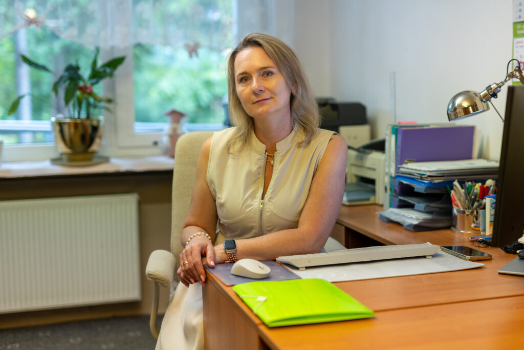 Fotografia Pani Dyrektor Beaty Pachel w gabinecie przy biurku