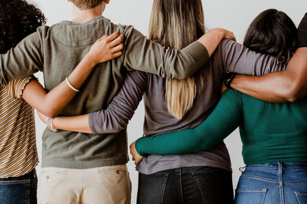 Zdjęcie młodzieży z plakatu projektu Peer Support