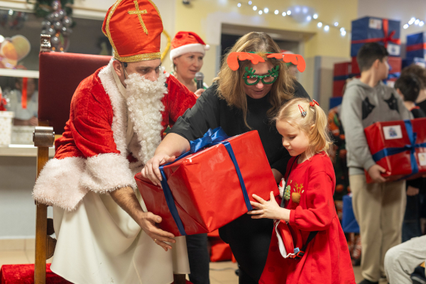 Mikołaj wręcza prezent uczennicy