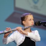 uczennica grająca na flecie