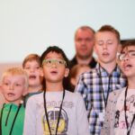 śpiewający uczniowie
