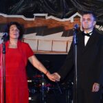 absolwenci na scenie w sali gimnastycznej