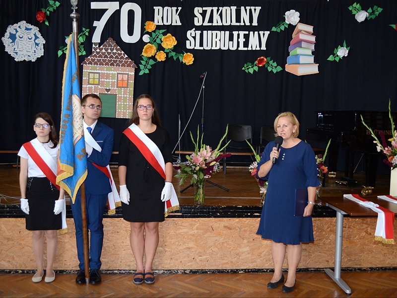 P. Dyrektor Agnieszka Nawrocka i poczet sztandarowy