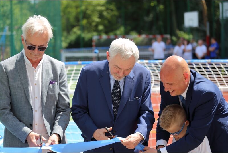 Prezydent Jacek Majchrowski przecina wstęgę