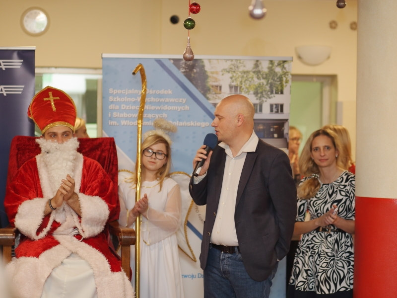 Dyrektor witający świętego Mikołaja